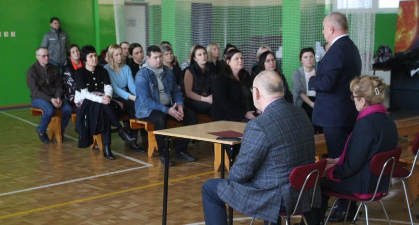 Na spotkaniu w marcu br. wójt Tadeusz Wiewiórski wyjaśniał mieszkańcom, że gmina chce szkołę w Zadusznikach remontować, nie zamykać