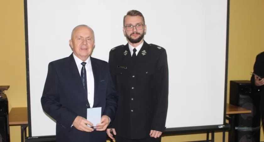 Sławomir Sadowski będzie najmłodszym włodarzem w regionie. Na zdjęciu z ustępującym wójtem gminy Wielgie Tadeuszem Wiewiórskim podczas spotkania ze strażakami w Witkowie