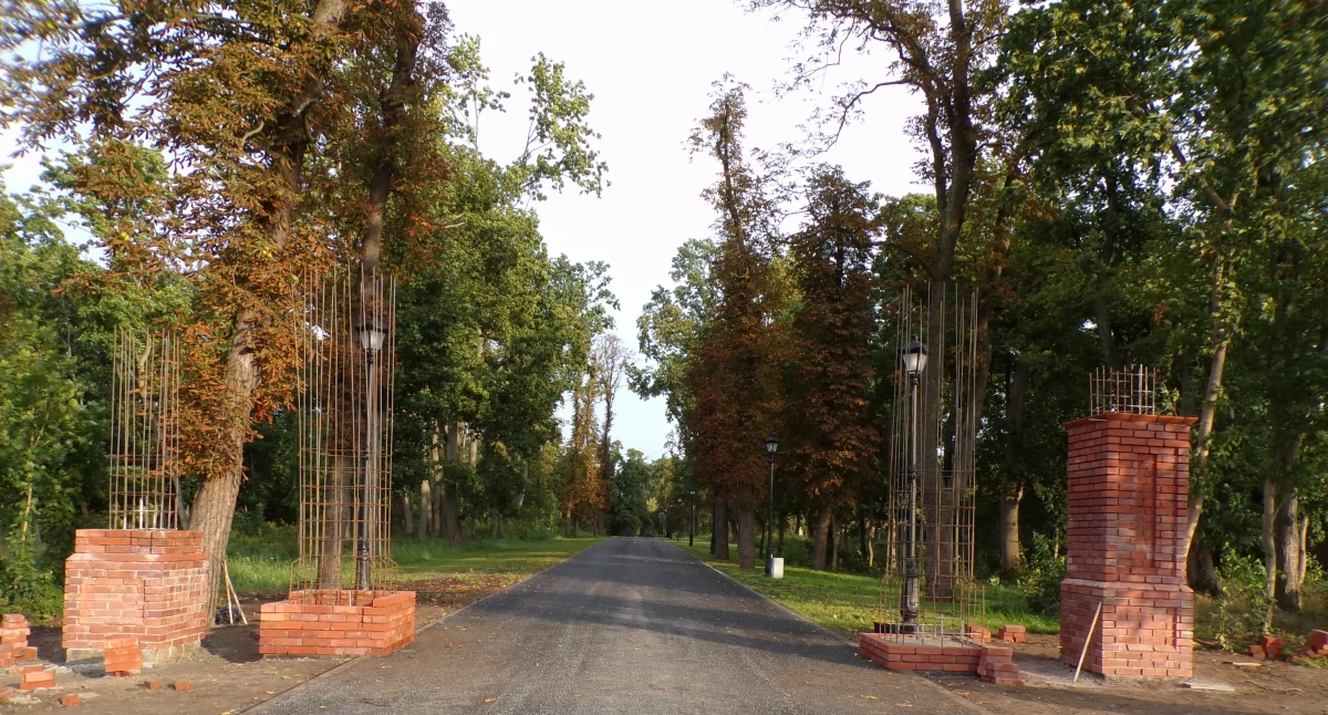 Inwestycje, Przywracają świetność Wiosce - zdjęcie, fotografia