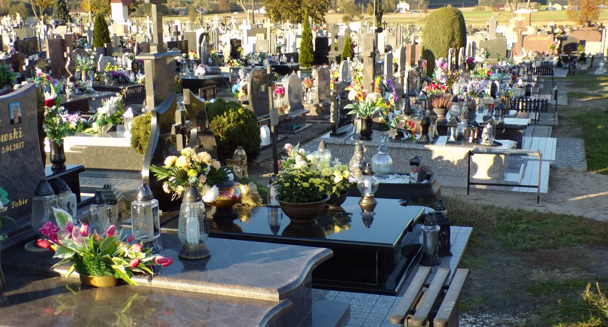 Wydarzenia lokalne, Ruszyły prace cmentarzach - zdjęcie, fotografia