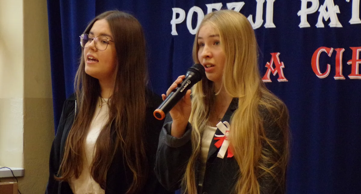 Edukacja, Kochają recytować poezję [zdjęcia] - zdjęcie, fotografia