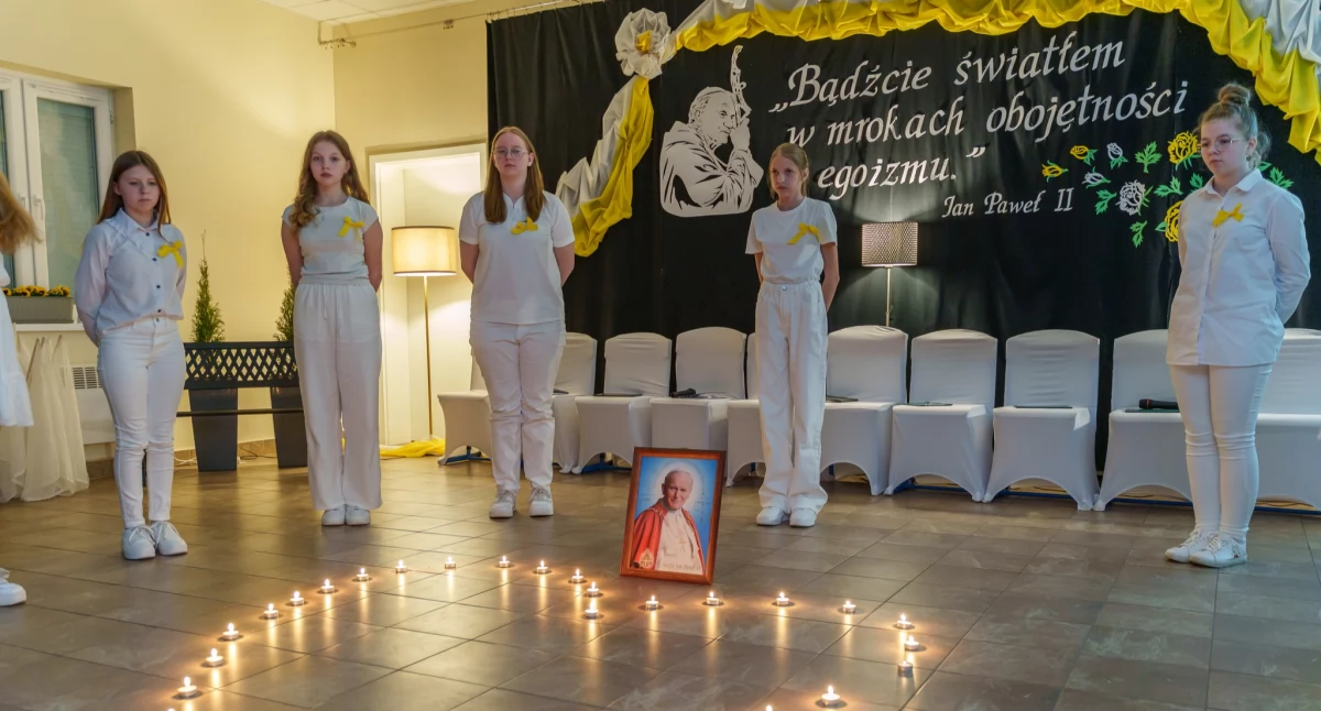 Edukacja, światłem mroku obojętności - zdjęcie, fotografia