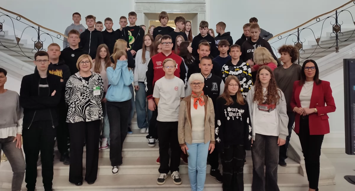 Polityka, sejmie zaproszenie posła - zdjęcie, fotografia