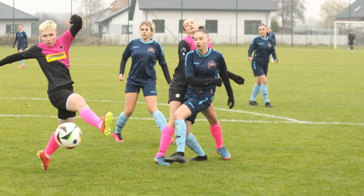 Piłka nożna, Mustang blisko utrzymania lidze kobiet - zdjęcie, fotografia