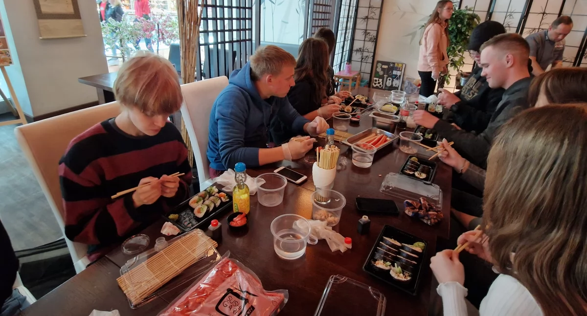 Edukacja, Nauczyli robić sushi - zdjęcie, fotografia