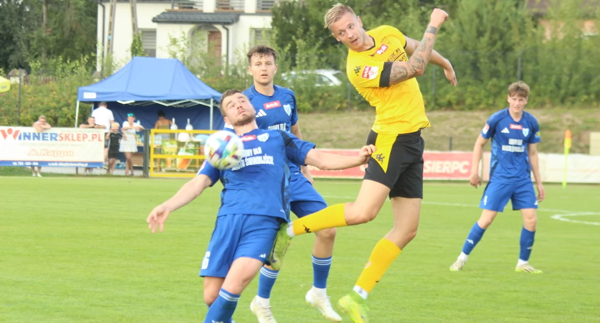 Piłka nożna, Trzecia porażka Tłuchowii Beniaminek ostatnim miejscu [zdjęcia] - zdjęcie, fotografia