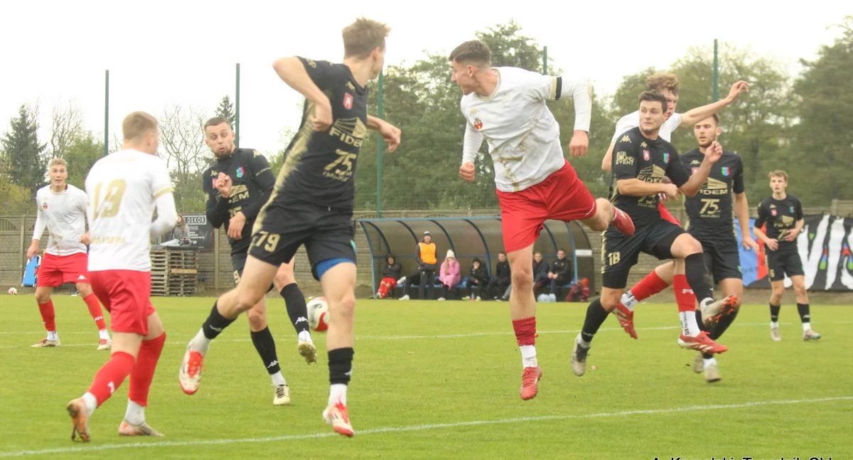 Piłka nożna, Wisła zremisowała Łokietkiem podium [zdjęcia] - zdjęcie, fotografia