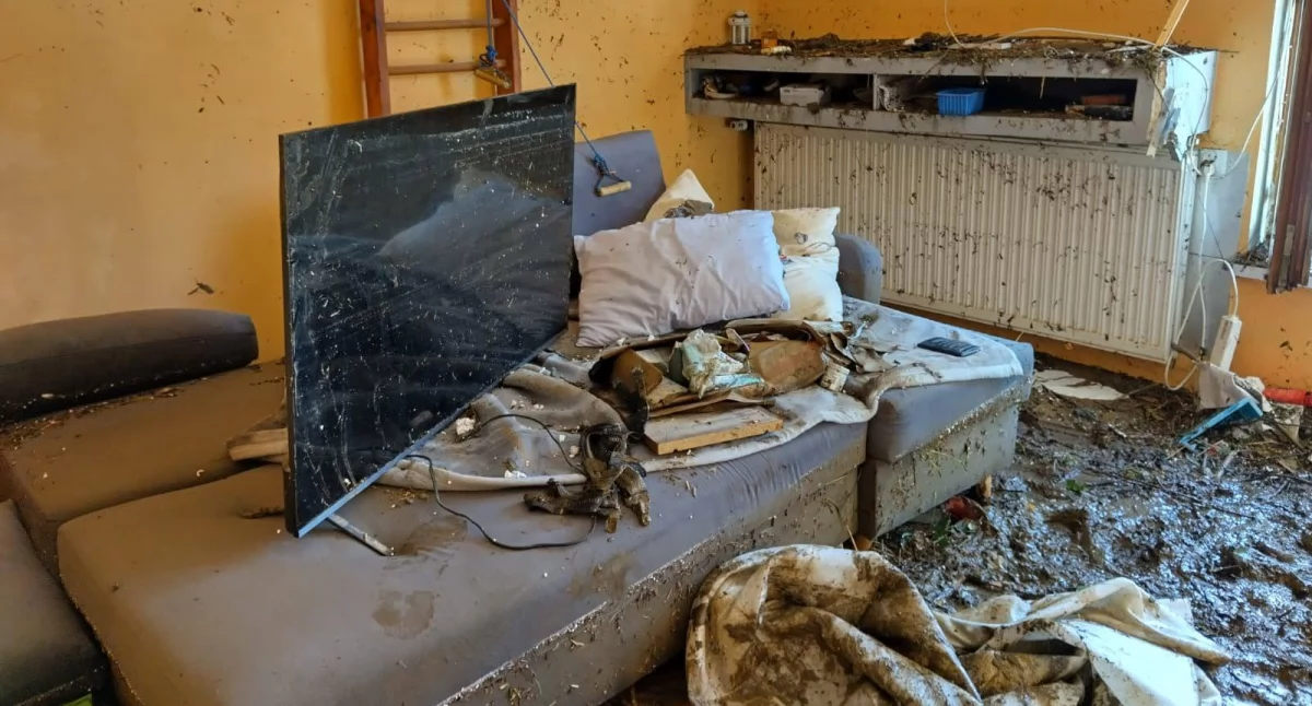 Stowarzyszenia i organizacje, Seniorzy wspierają powodzianina - zdjęcie, fotografia