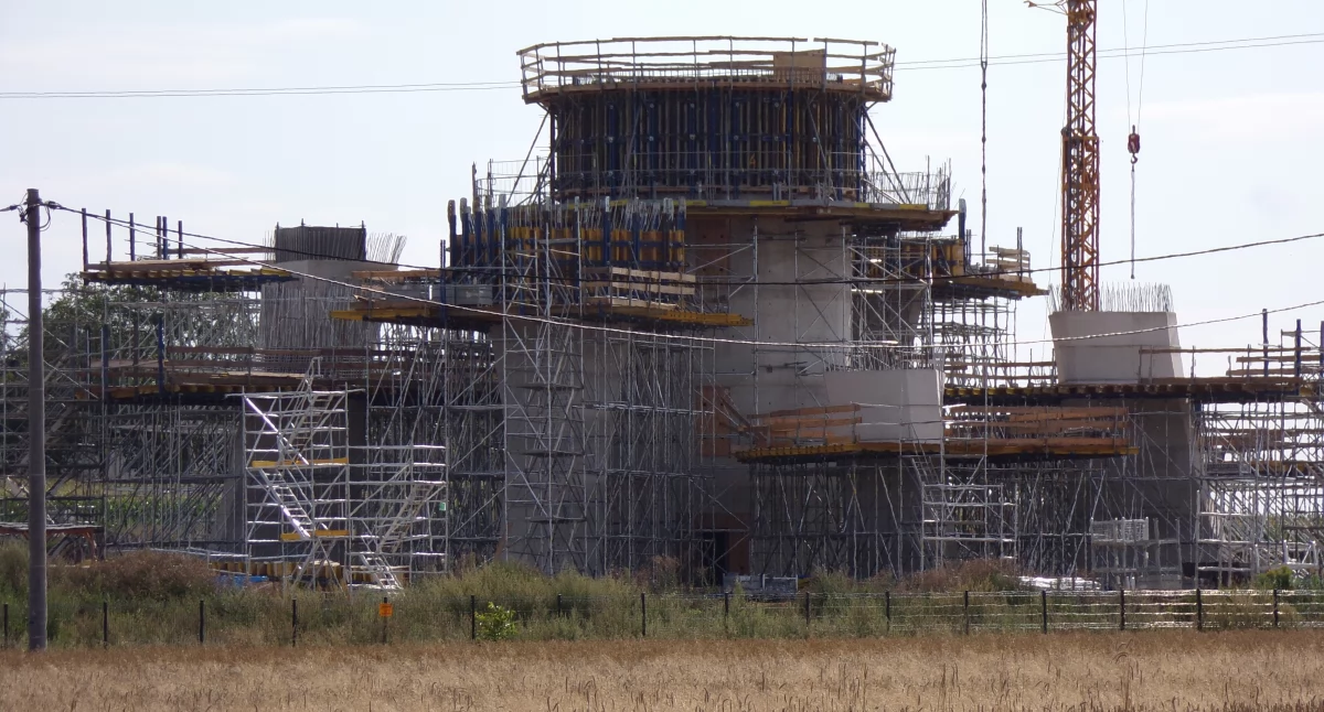Inwestycje, Figura Matki Boskiej coraz wyższa - zdjęcie, fotografia