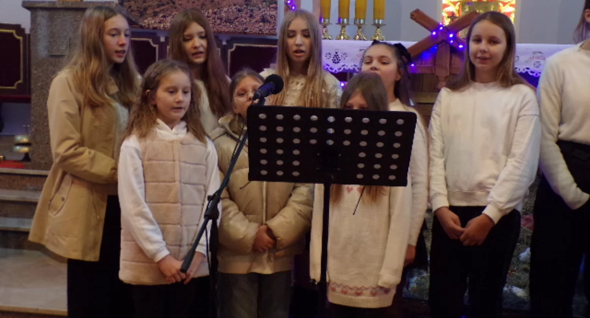 Wydarzenia lokalne, Zaśpiewali babć dziadków [zdjęcia] - zdjęcie, fotografia