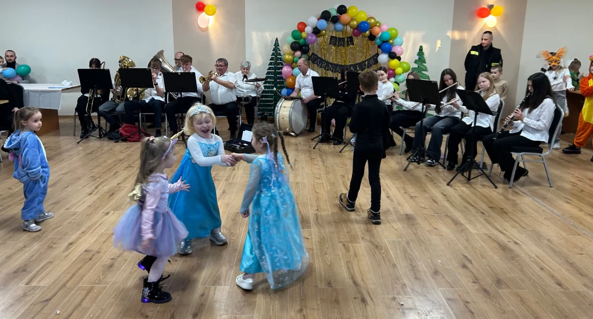 Stowarzyszenia i organizacje, Choinka Klubem Młodzieżowym Rachcin - zdjęcie, fotografia