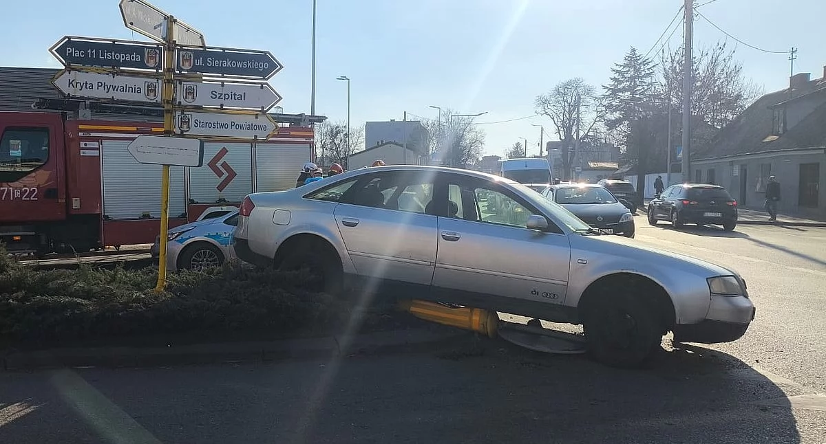 Wypadki, Pijany latek wylądował rondzie - zdjęcie, fotografia