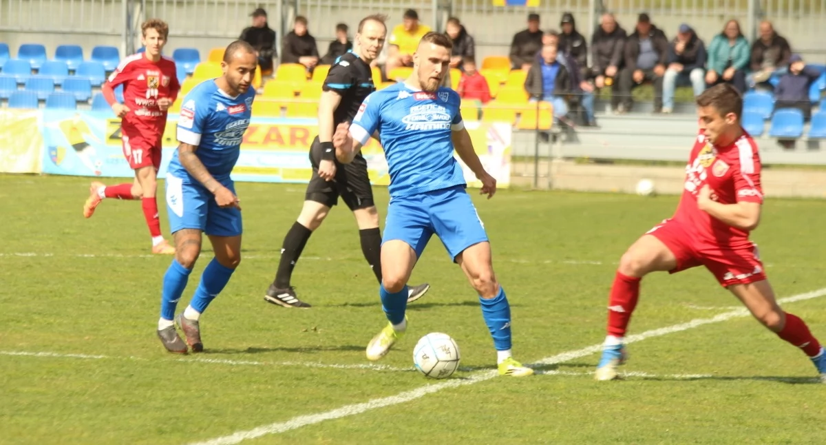 Piłka nożna, Remis wiceliderem Teraz Tłuchowa przyjedzie Pogoń Szczecin [zdjęcia] - zdjęcie, fotografia