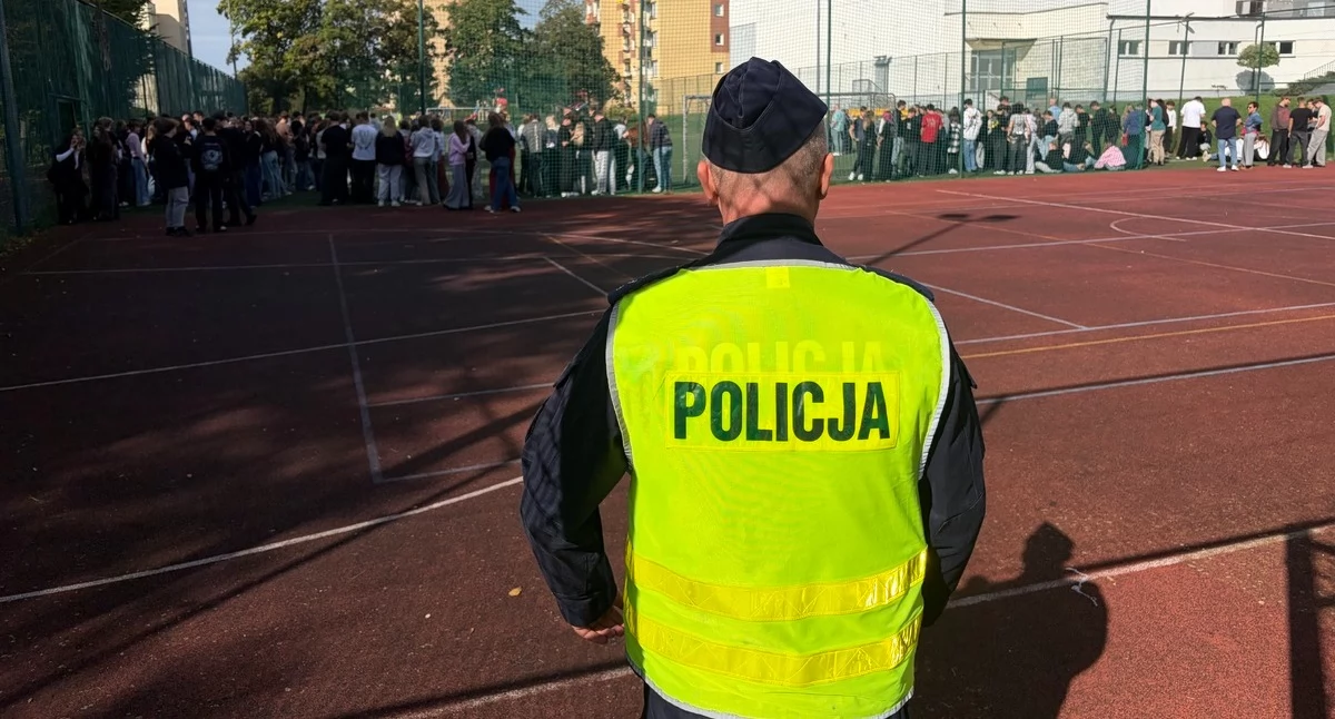 Komunikaty i profilaktyka, Bomba lipnowskim liceum Ewakuacja całej szkoły! - zdjęcie, fotografia