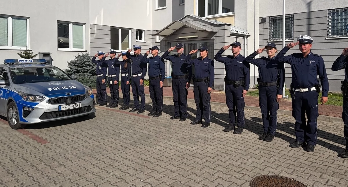 Komunikaty i profilaktyka, Policjanci Lipna oddali hołd poległemu koledze - zdjęcie, fotografia