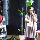 Jolanta Banasik zbiera torebki