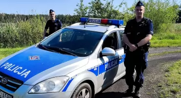 73-latka upadła na pracującą kosiarkę. Uratowali ją policjanci