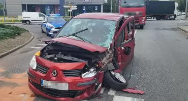 28-latka wjechała pod ciężarówkę. Trafiła do szpitala