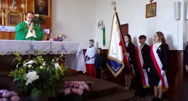 Szkoła z klasą pod sztandarem [zdjęcia]