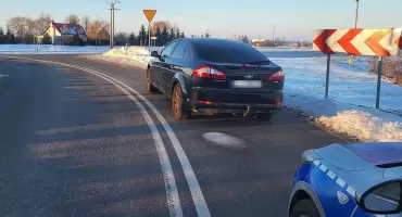 Zostawił uszkodzone auto na środku drogi