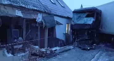 Tir wjechał w budynek!